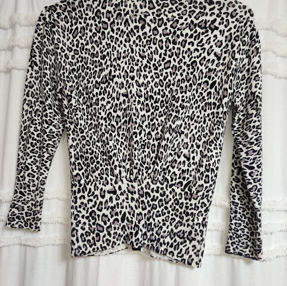 Great condition, leopard print, xs sweater - Picture 7 of 8